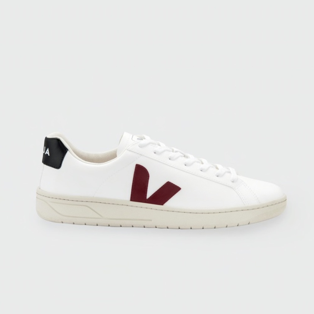 VEJA SNEAKERS, SIZE 6